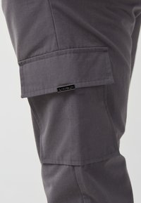 CLOSURE London SMART UTILITY PANT - Oldalzsebes nadrágok - charcoal