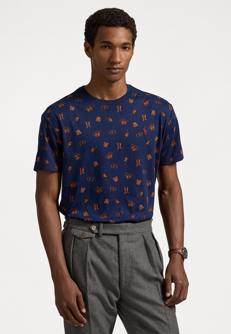 Polo Ralph Lauren CLASSIC FIT EQUESTRIAN JERSEY T-SHIRT - Print T-shirt - spectator convo navy