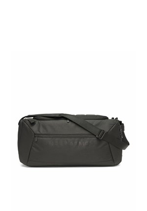 Zwarte Under Armour duffelbag met verstelbare schouderriem en voorvak met rits op een witte achtergrond.