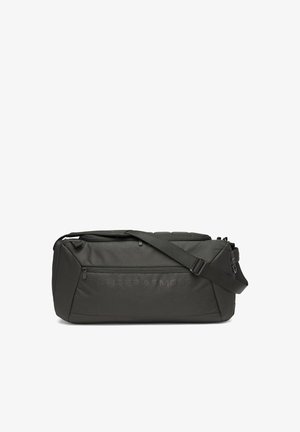 Zwarte Under Armour duffelbag met verstelbare schouderriem en voorvak met rits op een witte achtergrond.