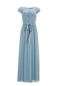 Helles blaues Maxikleid mit einem Spitzenoberteil, gewellten Ärmeln und einem Satinband in der Taille, fließendem Chiffonrock.