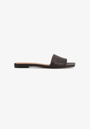 Flad sort slip-sandal med bred rem over foden og et let firkantet tådesign på en ensfarvet hvid baggrund.