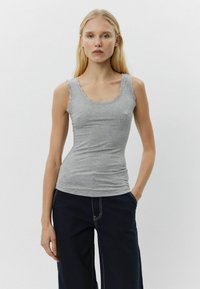 Siva bez rukava majica s izrezom u obliku scoop i dekorativnim čipkastim obrubom uz rubove; uski kroj, meka tkanina.