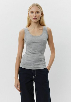 Siva bez rukava majica s izrezom u obliku scoop i dekorativnim čipkastim obrubom uz rubove; uski kroj, meka tkanina.