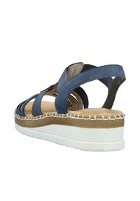 Niebieskie skórzane sandały z wieloma paskami, beżowa wyściółka podeszwy i biała platforma z detalem teksturowanym z plecionki.
