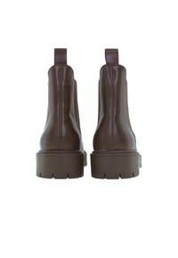 Bruna läderankelboots med en grov sula och texturerad yta. Har dragflikar bak för enkel påtagning. Slät, strömlinjeformad design.
