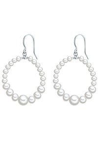 Los pendientes de aro de perlas blancas presentan una variedad de tamaños de perlas, unidas a ganchos de plata. El diseño es circular y muestra una textura suave.
