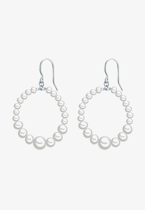 Balti perlų auskarai su įvairove perlų dydžių, pritvirtinti prie sidabrinių kabliukų. Dizainas yra apvalus, demonstruojantis lygią tekstūrą.