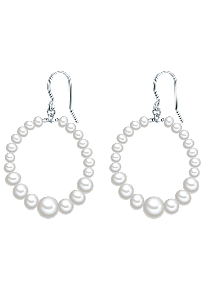 Los pendientes de aro de perlas blancas presentan una variedad de tamaños de perlas, unidas a ganchos de plata. El diseño es circular y muestra una textura suave.