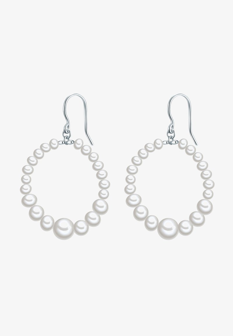 Bela biserna uhani v obliki obroča vključujejo različne velikosti biserov, pritrjenih na srebrne kaveljce. Oblika je okrogla, kar poudarja gladko teksturo.