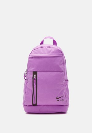 Sac à dos Nike Air violet avec poche zippée verticale à l'avant et poches latérales, sur fond blanc uni.