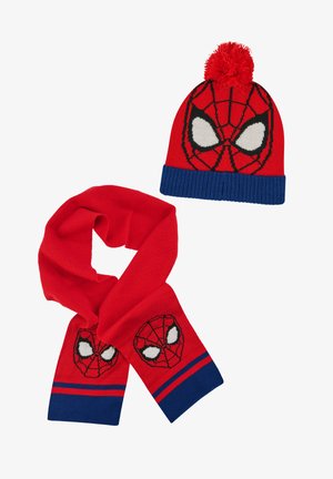 Rote Strickmütze mit Spider-Man-Gesichtsdesign und Pompom, kombiniert mit einem passenden roten Schal, der ein Spider-Man-Kopfmuster und blaue Streifen aufweist.