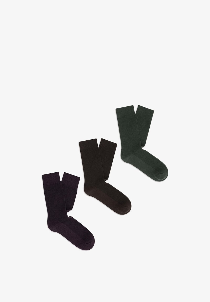 Trzy pary jednokolorowych skarpet: jedna w ciemnofioletowym, jedna w ciemnobrązowym, a jedna w ciemnozielonym. Każda skarpeta ma gładką teksturę i standardową długość typu crew.