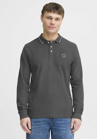Hosszú ujjú pólóing sötétszürke pamut keverékből, fehér gallér díszítéssel és logóval a bal mellen. Slim fit szabás ribbed mandzsettákkal.