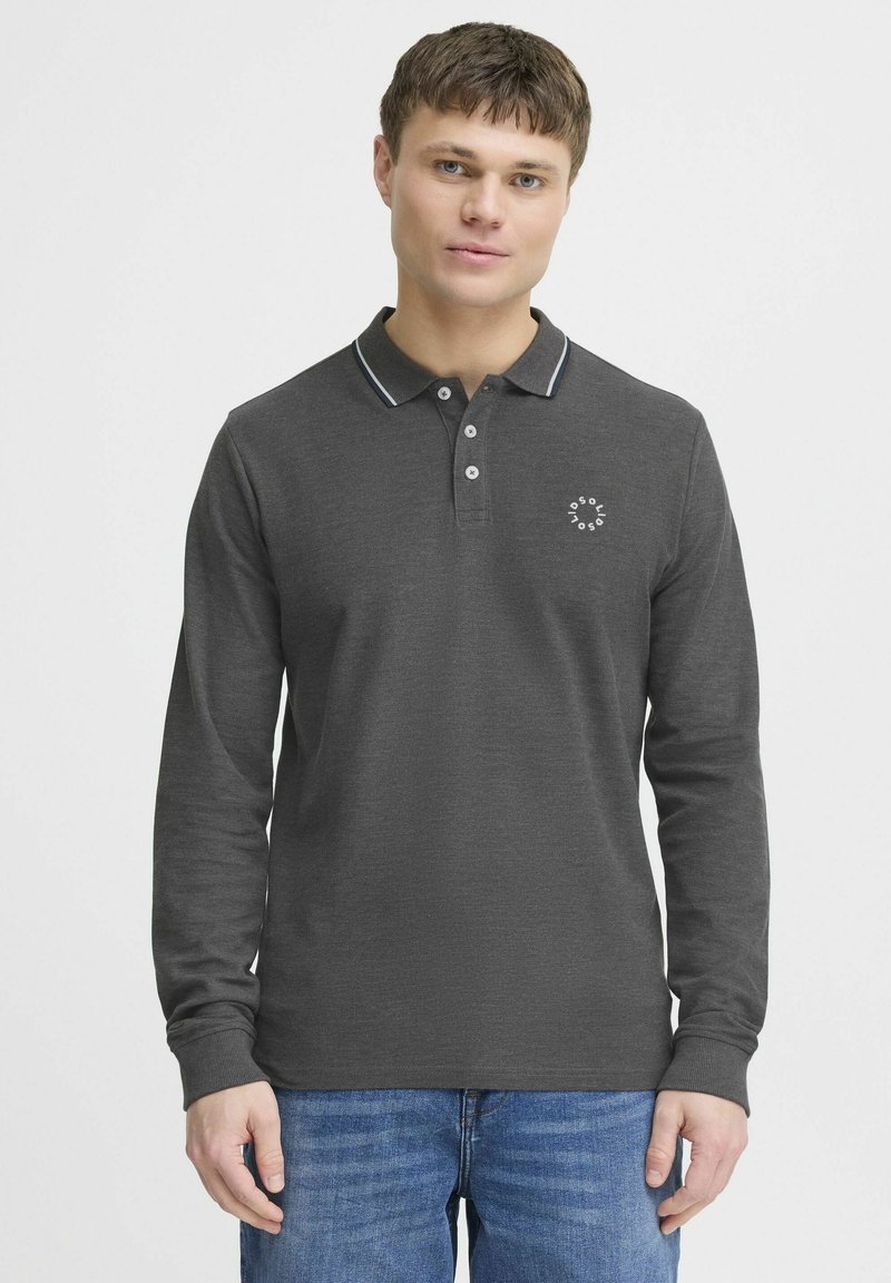 Hosszú ujjú pólóing sötétszürke pamut keverékből, fehér gallér díszítéssel és logóval a bal mellen. Slim fit szabás ribbed mandzsettákkal.