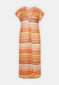 Kaftan à motifs orange et jaune, avec un col en V, des manches courtes et une coupe décontractée. Fabriqué en tissu léger et texturé.