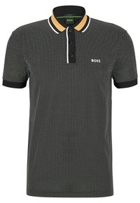 Polo nero con un motivo geometrico, dettagli bianchi, tre bottoni e colletto a righe gialle e nere. Vestibilità regolare.