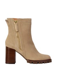 Stivaletto beige in suede con punta arrotondata, chiusura a zip laterale con hardware dorato e tacco brown spesso e scanalato.