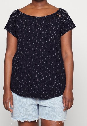 Marineblaues Oberteil mit Anker- und Herzmuster, kurzen Ärmeln, gepunktetem Einsatz und einer Knopfverzierung; kombiniert mit hellblauen, gestreiften Shorts.