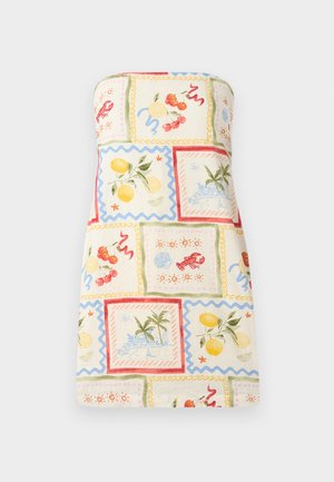 Váll nélküli ruha könnyű anyagból, színes foltvarrású gyümölcs- és tengerparti jelenetekkel, hullámos szegélyekkel és pasztell színpalettával.