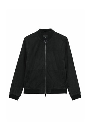 Czarna bomberka zamszowa z przednim zamkiem błyskawicznym, prążkowanym kołnierzem, mankietami, dołem oraz dwoma bocznymi kieszeniami.