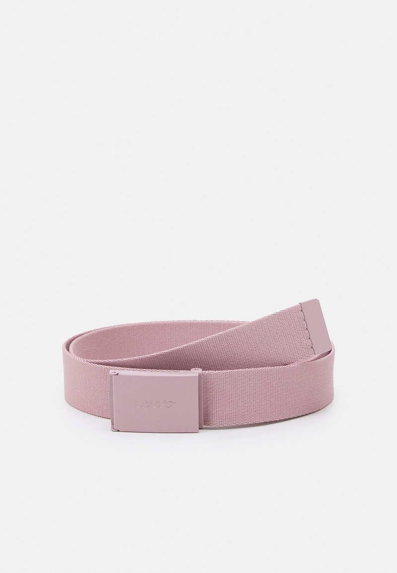 Ceinture en tissu rose clair avec boucle métallique rectangulaire assortie, roulée à plat sur un fond blanc.