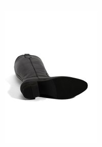 Zwarte leren kniehoog laars met een gestructureerde zool en een lichte hak, voorzien van een achterste lus en minimale stikseldetails.