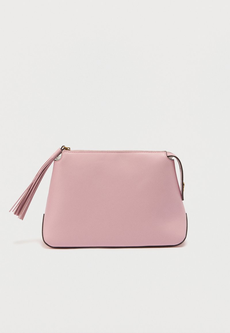 Μαλακή ροζ τσάντα χειρός με χρυσλό φερμουάρ και μακριά φούντα προσαρτημένη στο τράβηγμα του φερμουάρ, τοποθετημένη σε λευκό φόντο.