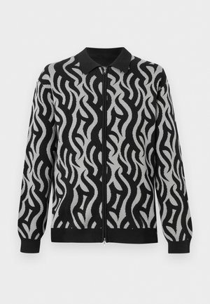 Sort og grå lynlåstrøje med abstrakt flammemønster, lange ærmer, ribstrikkede manchetter og en ensfarvet sort krave.