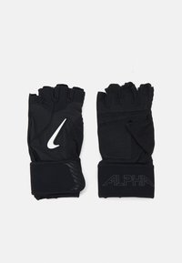 Crne bezprstne rukavice za vježbanje sa strukturiranim gripom, mrežastim detaljima, ojačanim zapešćem s "ALPHA" oznakom i bijelim Nike logotipom.