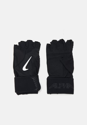 Juodos bepirštės treniruočių pirštinės su tekstūruota danga, megztu detaliu, sustiprintais riešais su "ALPHA" prekės ženklu ir baltu Nike logotipu.