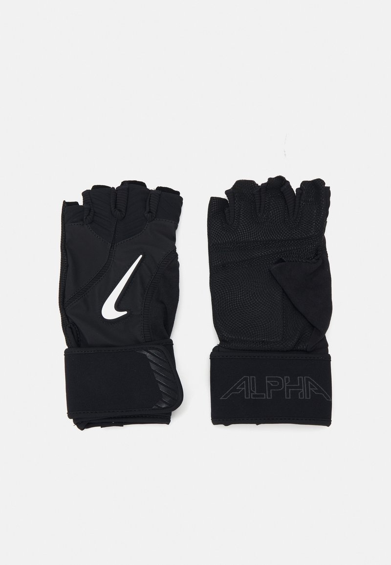 Crne bezprstne rukavice za vježbanje sa strukturiranim gripom, mrežastim detaljima, ojačanim zapešćem s "ALPHA" oznakom i bijelim Nike logotipom.