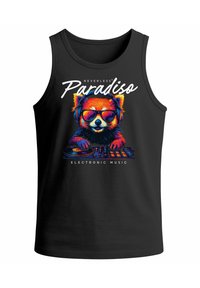 Schwarzes Tanktop mit einem bunten Grafik eines Bären mit Kopfhörern, Sonnenbrille und DJ-Setup, mit dem Text "Paradiso" darüber.