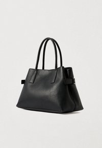 Crna teksturirana kožna torba s dvostrukim okruglim ručkama i bočnim kopčama na neutralnoj pozadini.