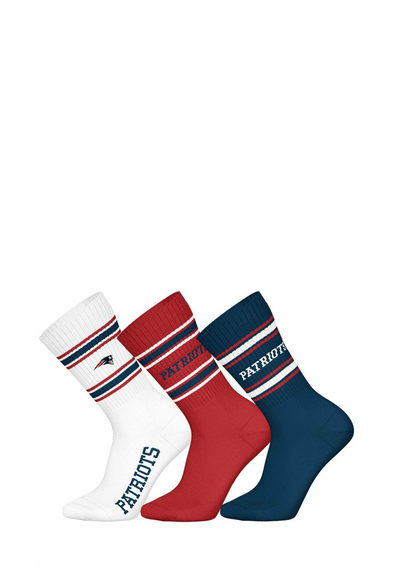 Tres pares de calcetines de tripulación; blancos con rayas rojas/azules y "PATRIOTS", rojos con rayas similares y azul marino con un diseño a rayas.