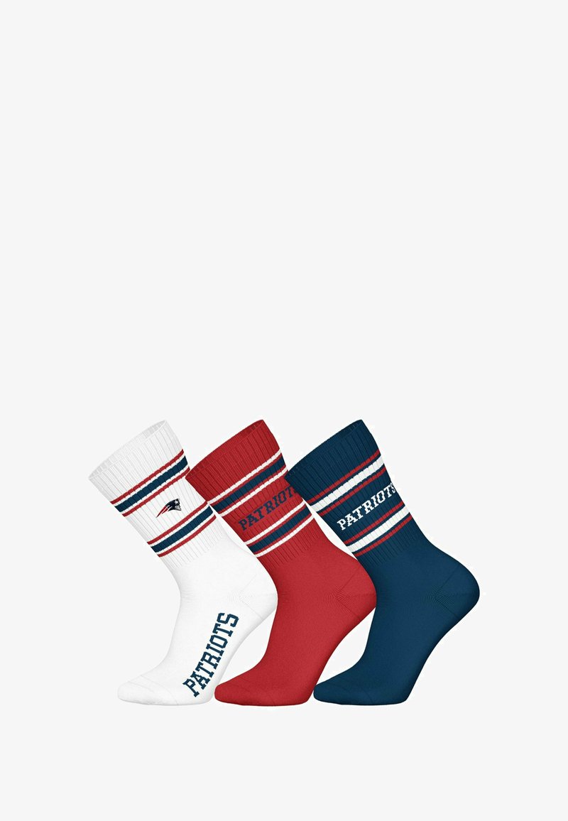 Tres pares de calcetines de tripulación; blancos con rayas rojas/azules y "PATRIOTS", rojos con rayas similares y azul marino con un diseño a rayas.
