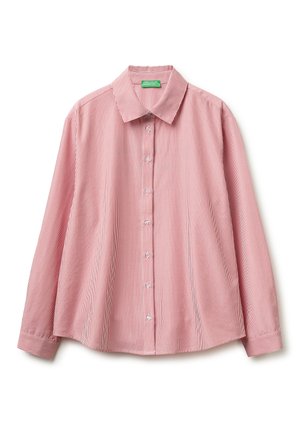 Langärmliges Hemd zum Knöpfen mit roten und weißen vertikalen Streifen, spitzem Kragen und Manschetten, flach auf einem weißen Hintergrund liegend.