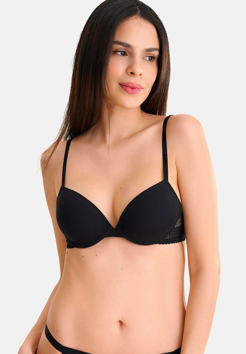 Soutien-gorge rembourré noir avec bretelles réglables, dentelle et texture de tissu lisse. Présente une forme de cup triangle classique.