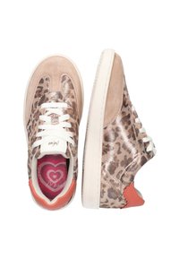 Leopard print sneakers in beige and metallic rose gold, suede and synthetic materials, white laces, orange accents, cushioned insole.