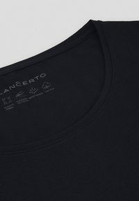 Czarny bawełniany t-shirt z okrągłym dekoltem i gładką fakturą. Posiada nadrukowane ikony pielęgnacji oraz nazwę marki "LANCERTO" na kołnierzu.
