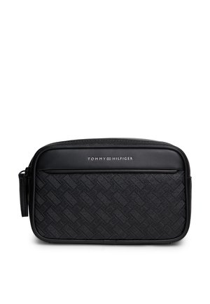 Neceser rectangular negro con panel frontal texturizado y logo de Tommy Hilfiger en blanco en la sección superior lisa.