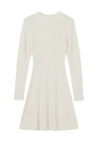 Abito a maglia crema a coste con maniche lunghe, corpetto aderente e gonna svasata. Presenta un collo rotondo e un tessuto texture.