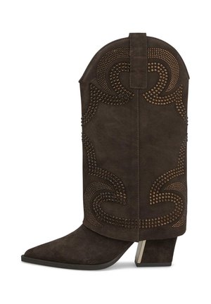 Bota vaquera de ante marrón oscuro con patrones decorativos de tachuelas y un tacón grueso inclinado con un detalle metálico.
