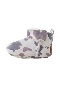 Botte en daim blanc doux avec un motif tacheté violet et gris. Dispose d'une sangle velcro et d'une languette pour un enfilage facile. Forme à bout arrondi.
