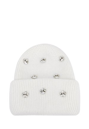 Beanie bianco lavorato a maglia con texture a coste, caratterizzato da applicazioni a forma di impronta di zampa decorate con gemme sparse su tutto il tessuto. Risvolto piegato alla base.