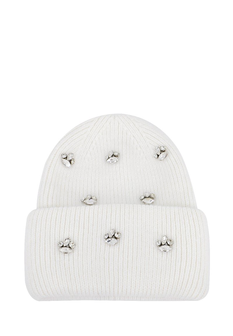 Beanie bianco lavorato a maglia con texture a coste, caratterizzato da applicazioni a forma di impronta di zampa decorate con gemme sparse su tutto il tessuto. Risvolto piegato alla base.