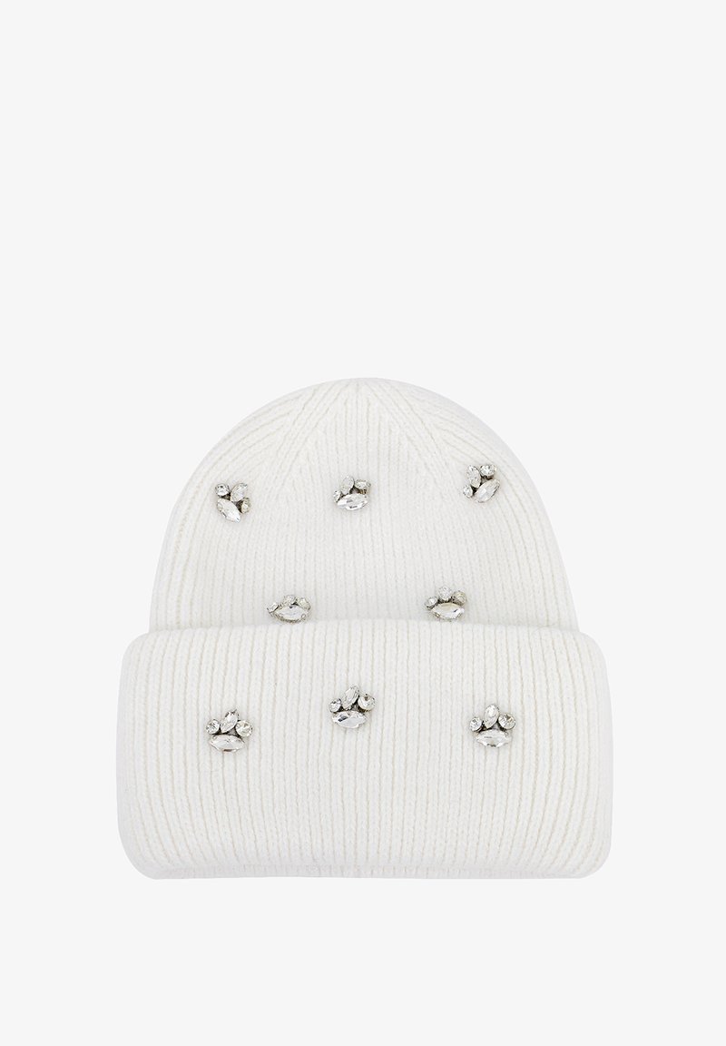 Beanie bianco lavorato a maglia con texture a coste, caratterizzato da applicazioni a forma di impronta di zampa decorate con gemme sparse su tutto il tessuto. Risvolto piegato alla base.
