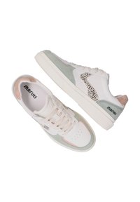 Witte sneakers met mintgroene en perzikkleurige accenten. Bevat perforaties en een textuurdesign. Inclusief een logo op de hak.