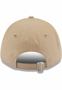 Beige Kappe mit einer glatten Stoffoberfläche, gebogenem Schirm, verstellbarem Riemen auf der Rückseite und einem Metallakzent zur Größenanpassung.