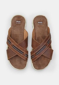 Sandali in pelle marrone con design a cinghie incrociate, texture scamosciata, dettagli di cucitura bianca e soletta imbottita. Logo del brand visibile.